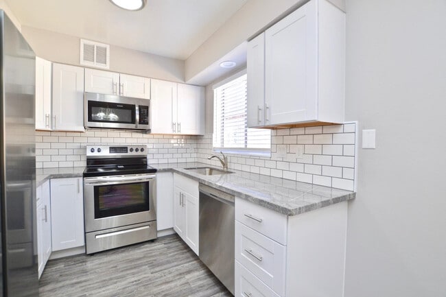 Foto del edificio - 645 N Arrowhead Dr