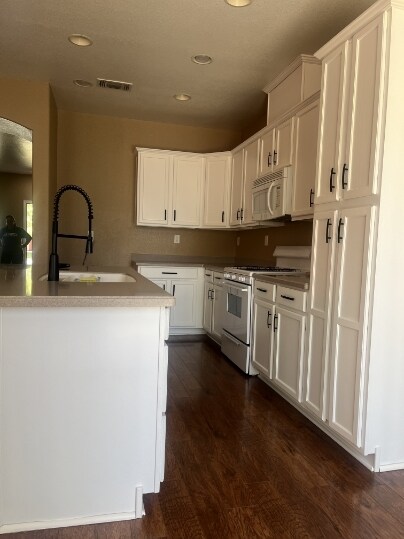 Building Photo - 2120 Stonewater Dr