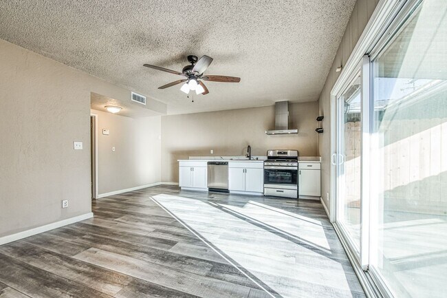 Foto del edificio - 5780 N 8th St