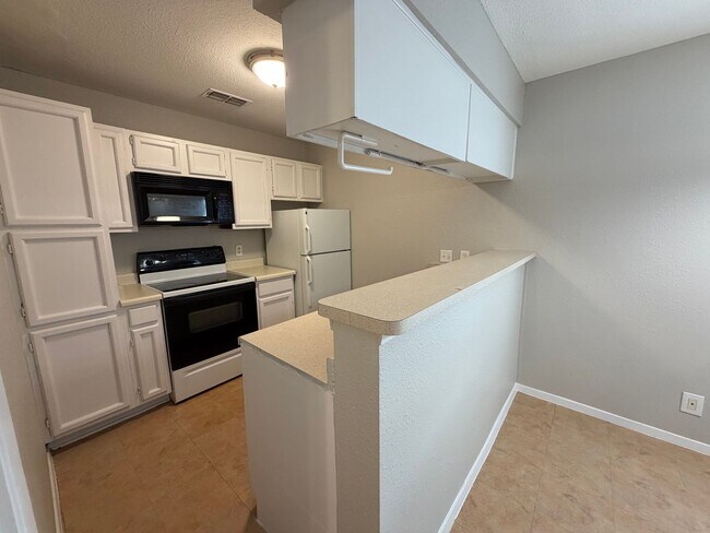 Foto del edificio - NICE 1 BR CONDO IN DESIRED GATED COMMUNITY*EASY ACCESS TO I35, 410, AND SHOPPING*APPLIANCES INCLU...