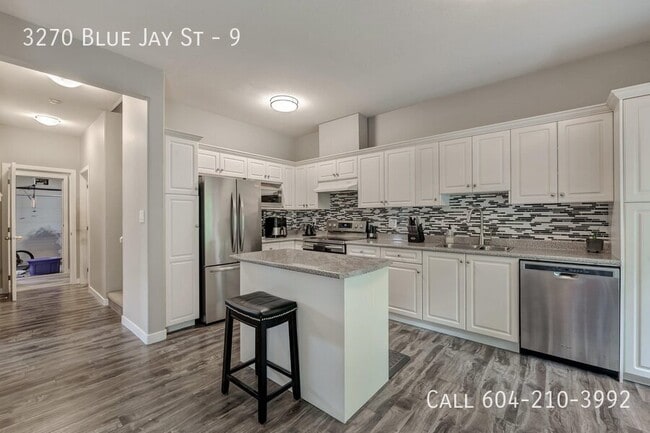 Building Photo - Bright & Spacious Townhome