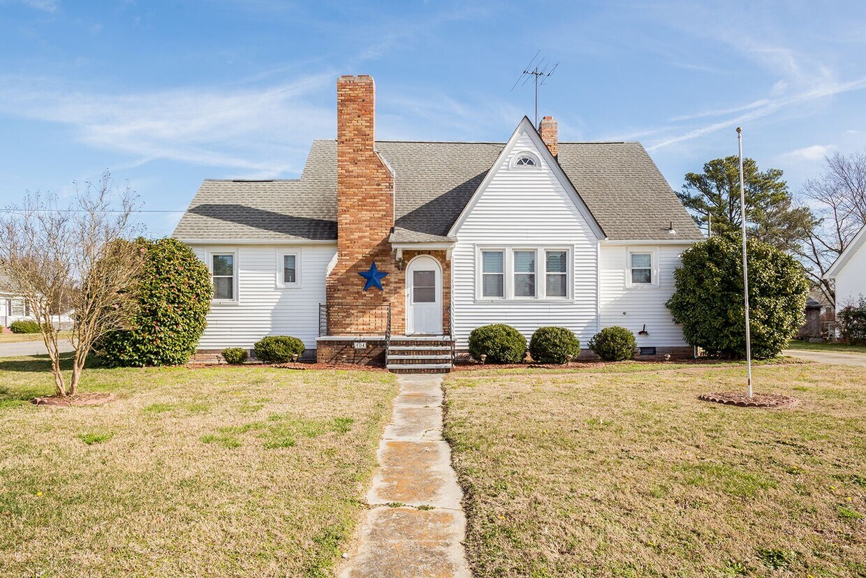Primary Photo - Beautiful Fully Furnished Cape Cod Style H...