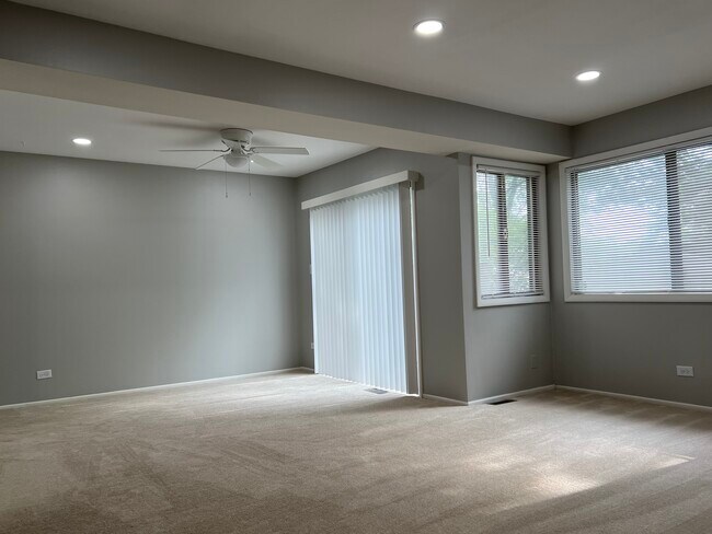 Building Photo - 975 Vernon Ct
