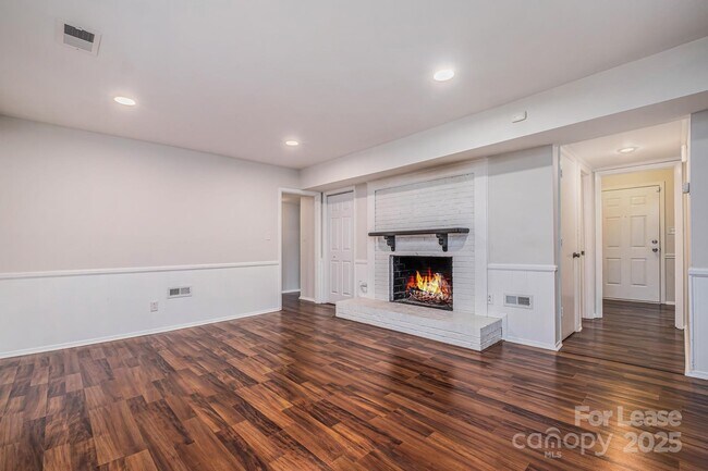 Foto del edificio - 701 McNabb Ct