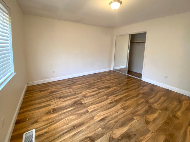 Foto del edificio - 23173 Lone Pine Dr