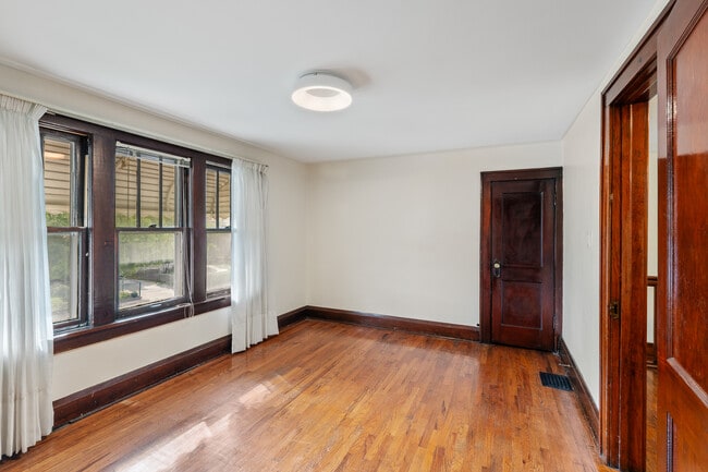 Building Photo - 1165 Marentette Av