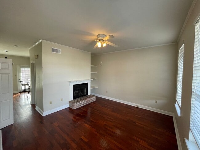 Building Photo - 2 Bedroom Townhouse Near Southdowns & the ...