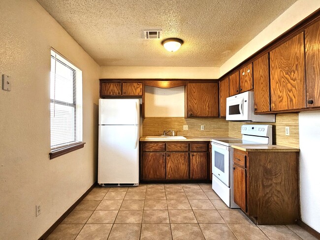 Building Photo - ASK ABOUT OUR HALF OFF MOVE-IN SPECIAL!! M...