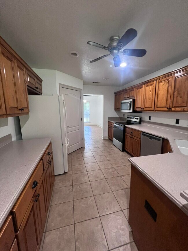 Foto del edificio - 591 Ridge Lake Rd