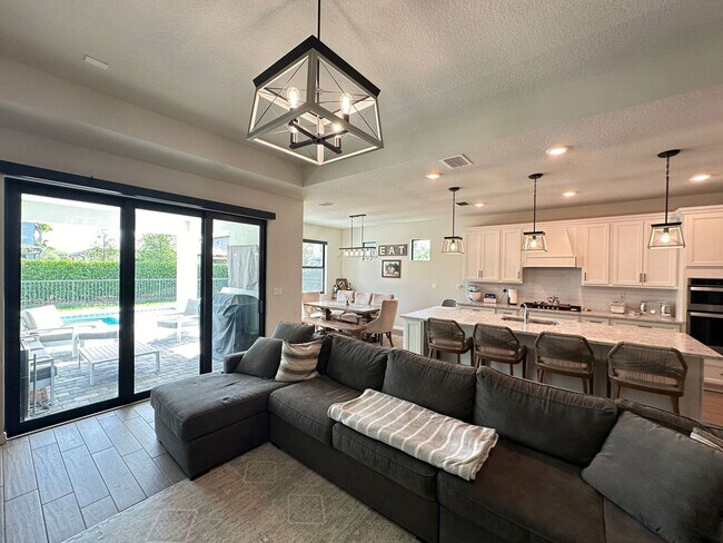 Building Photo - Luxury Living 3 Bedroom 2.5 Bath Pool Avai...