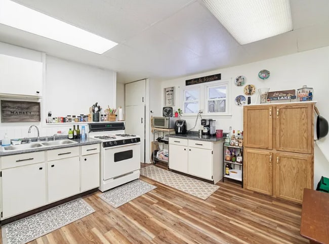 Building Photo - 720 E Ludington Ave