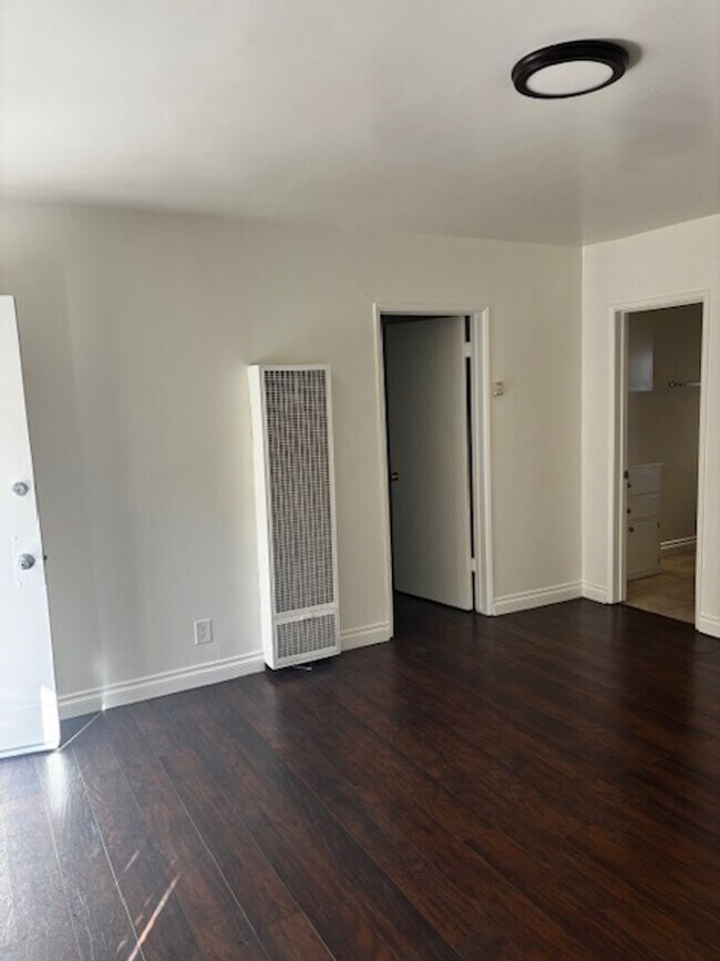 Foto del edificio - Spacious 1-Bedroom Apartment in Van Nuys – Second floor