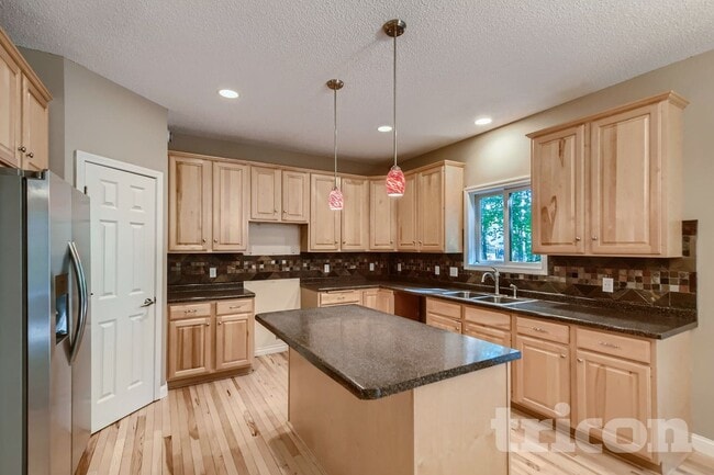 Building Photo - 2207 Raspberry Ct