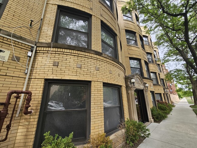 Building Photo - 2454 W Catalpa Ave