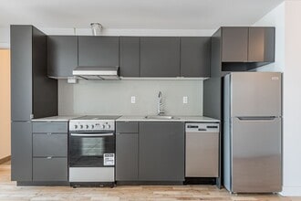 Building Photo - 4350 Av. de l'Hôtel-de-Ville