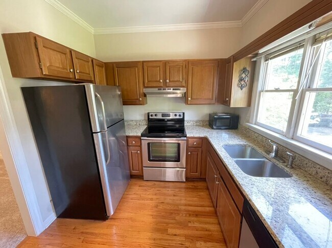 Building Photo - Desirable 2 Bedroom Townhouse Near Downtown Cary