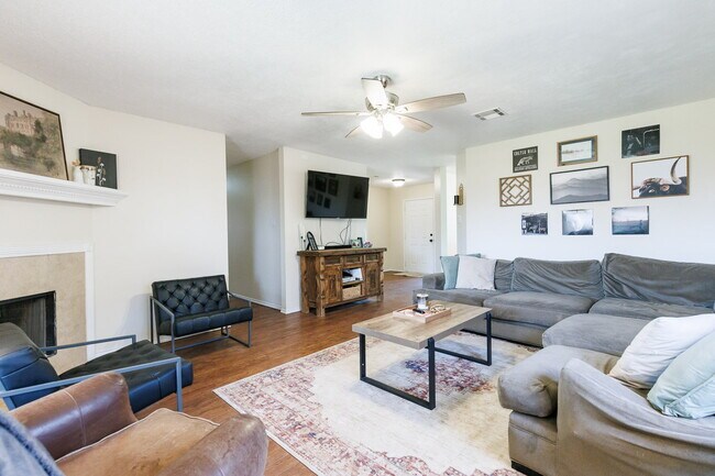 Building Photo - Charming 3-Bed, 2-Bath Home!