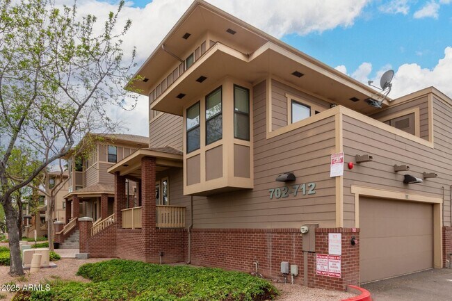 Foto del edificio - CUTE TOWNHOME AVAILABLE NOW NEAR TEMPE TOW...