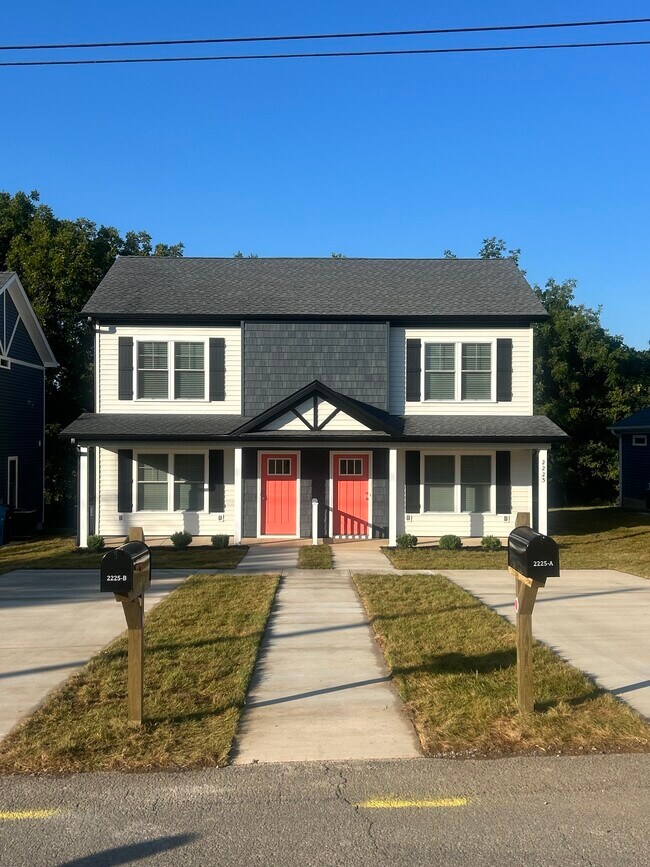 Fotografía del edificio - 2225 Kenwood Blvd SE