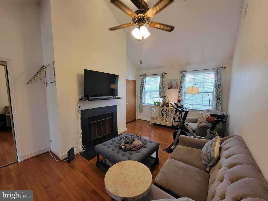 2809 Arlington Blvd Unit 201, Arlington, VA 22201 Room for Rent in