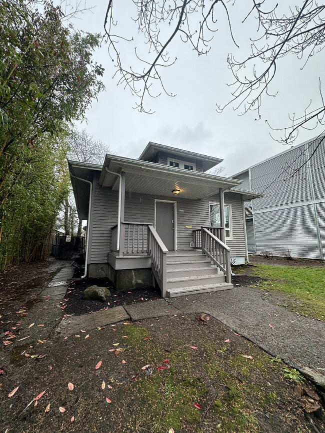 Foto del edificio - Bungalow with Early 1900 Charm in Heart of...