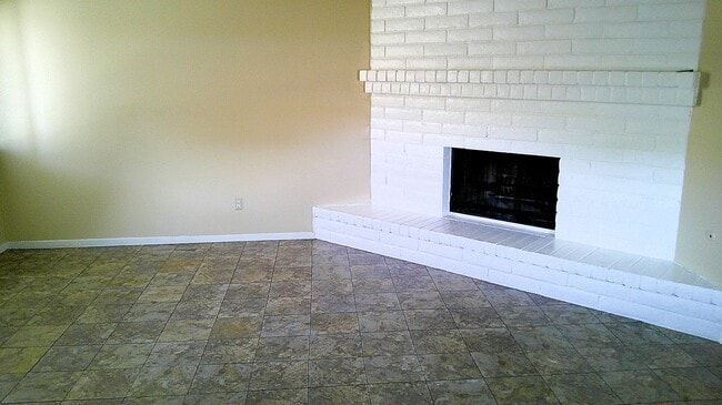 Building Photo - Adorable Single Level Eastside Duplex With Evaporative Air Located In Quiet Neighborhood