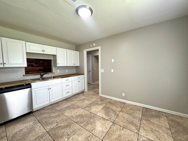 Building Photo - 3 bedroom 2 bathroom Duplex!