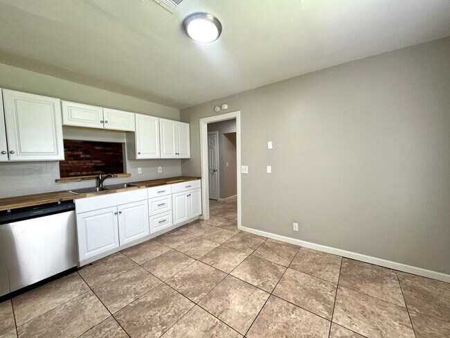 Foto del edificio - 3 bedroom 2 bathroom Duplex!
