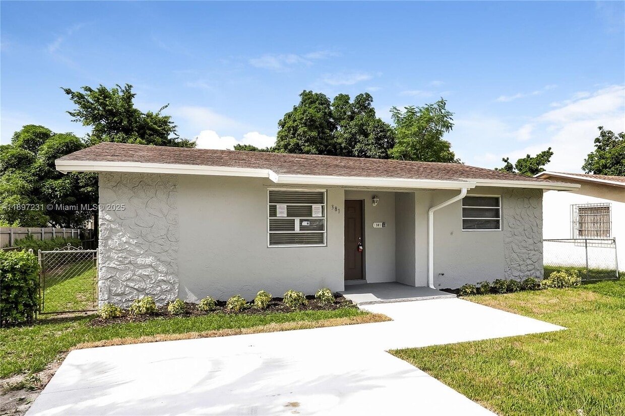 Foto principal - 381 NE 164th St