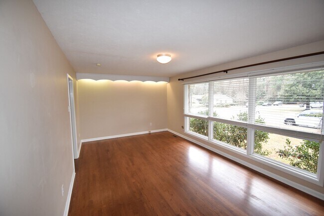 Building Photo - 3 Bedroom and 2 Bath Home- Briarwood Hills...