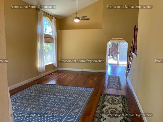Building Photo - Beautiful Eastside 4 Bedroom, 3 Full baths in quiet neighborhood