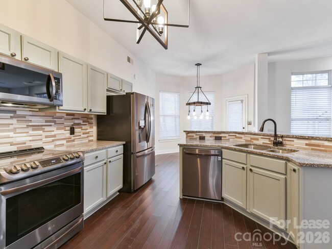 Foto del edificio - 6820 Charter Hills Rd