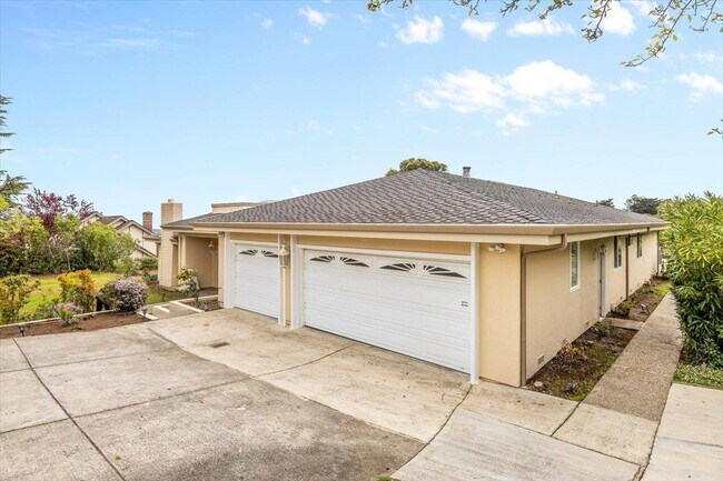 Building Photo - 2585 Butternut Dr