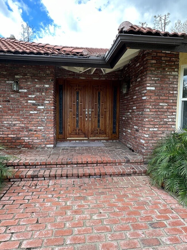 Foto del edificio - 6 Bedroom + 4 Bathroom - Single Level Livi...