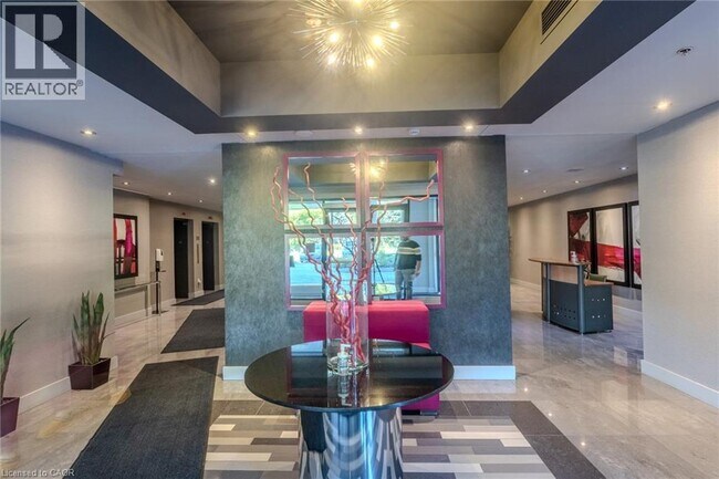 Photo du bâtiment - 150 Water St N