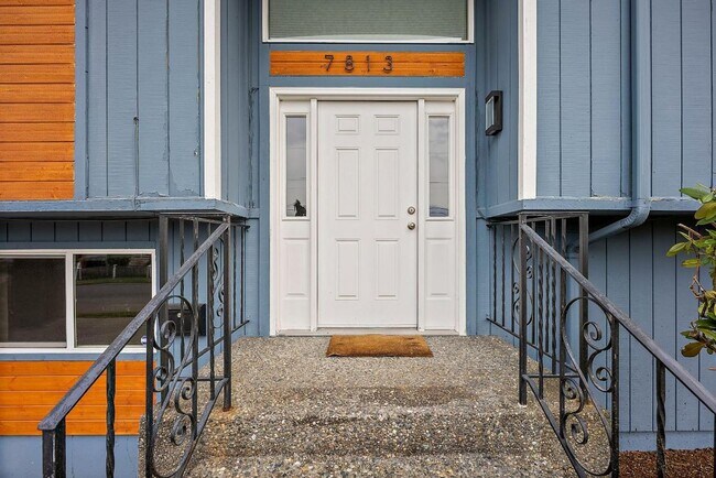 Foto del edificio - Renovated Tacoma Home with A/C, Huge Den, Bonus Office & Fully Fenced Yard!