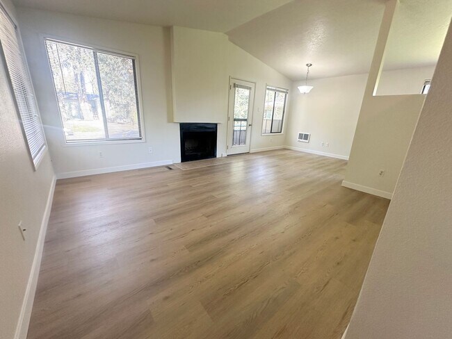 Foto del edificio - Lake Oswego Refreshed 2nd Story 2 bed/1 bath Condo- W/S/G Included