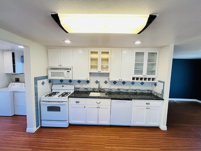 Building Photo - $3,000 - 2 Bed / 1 Bath House in Crest - Ready for Move in!