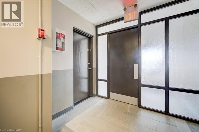 Building Photo - 82 Elgin St S