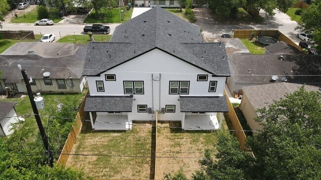 Foto del edificio - 5126 Lyndhurst Dr