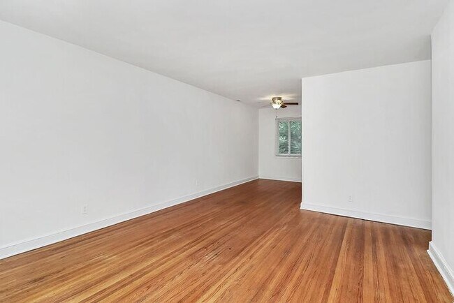Building Photo - 2BD/1BA End Unit on Pecan Ave!