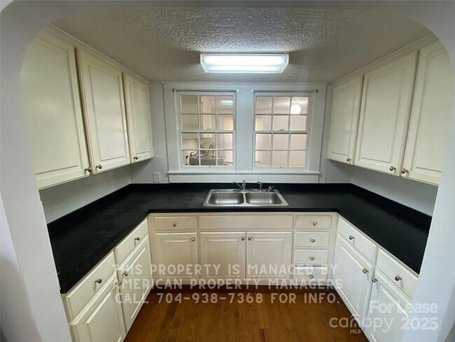 Foto del edificio - 605 E 10th St