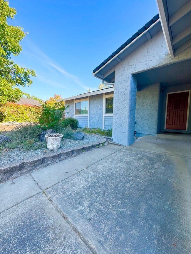 Building Photo - Live in West Redding!!