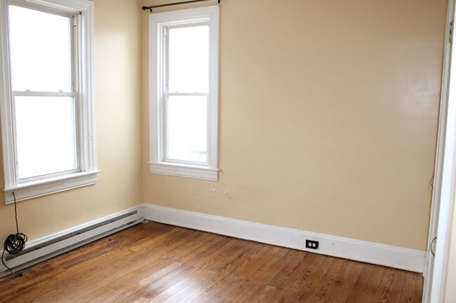 Building Photo - 983 E Philadelphia St