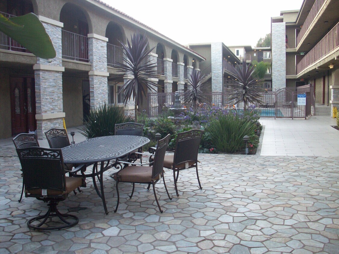 3220 Altura Ave Unit 117, La CrescentaMontrose, CA 91214 Condo for