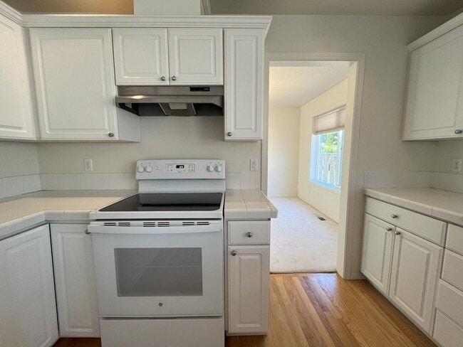 Building Photo - Beautiful Bethany Home with High Ceilings,...