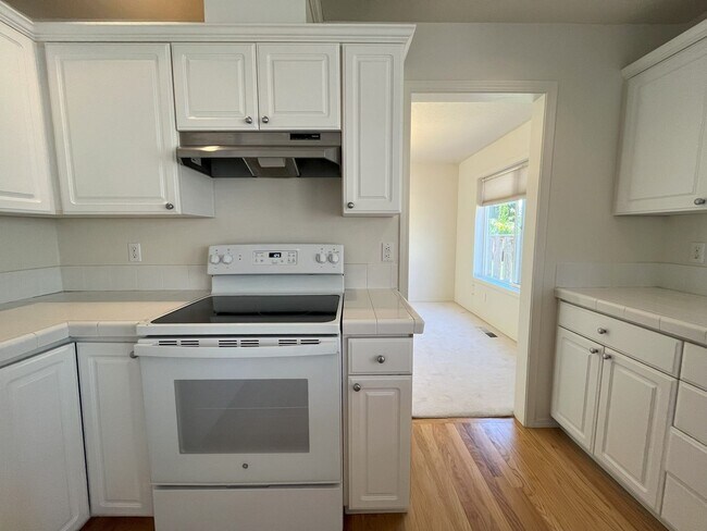 Foto del edificio - Beautiful Bethany Home with High Ceilings,...