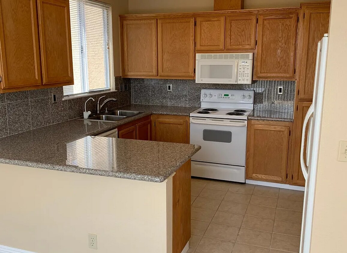 Building Photo - Close to Travis AFB - South gate, with 2 Primary bedrooms