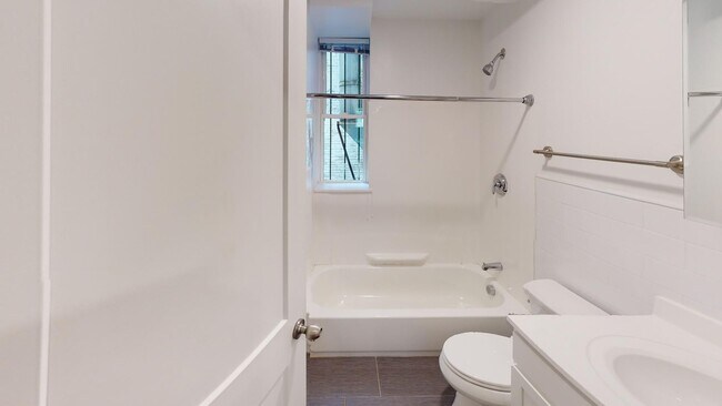 Foto del edificio - No Fee! Renovated 2BR w/balcony, heat inc near B/C/D trains.