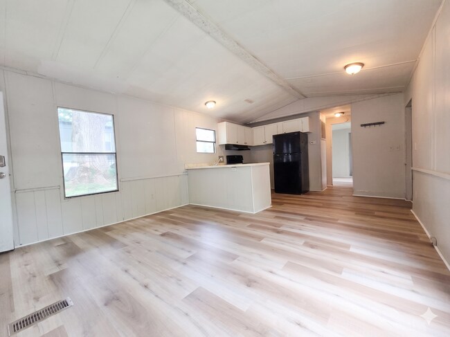 Foto del edificio - 412 McElhaney Rd